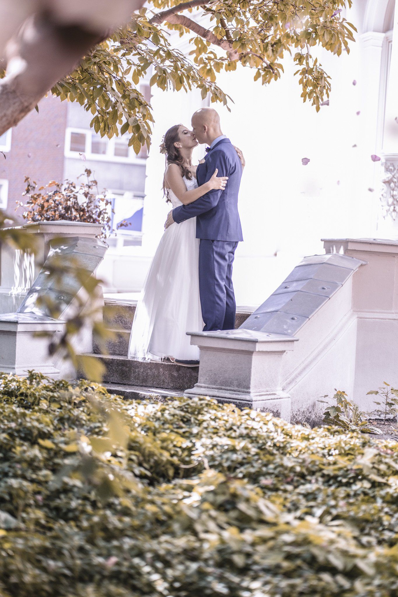 Liebe , Hochzeitsbild im Vorgarten der weißen Villa in Elmshorn