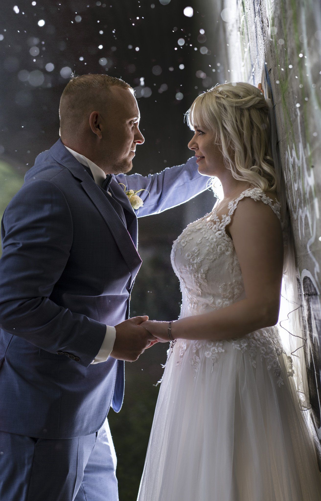 Close Up Hochzeitspaar im Gegenlicht