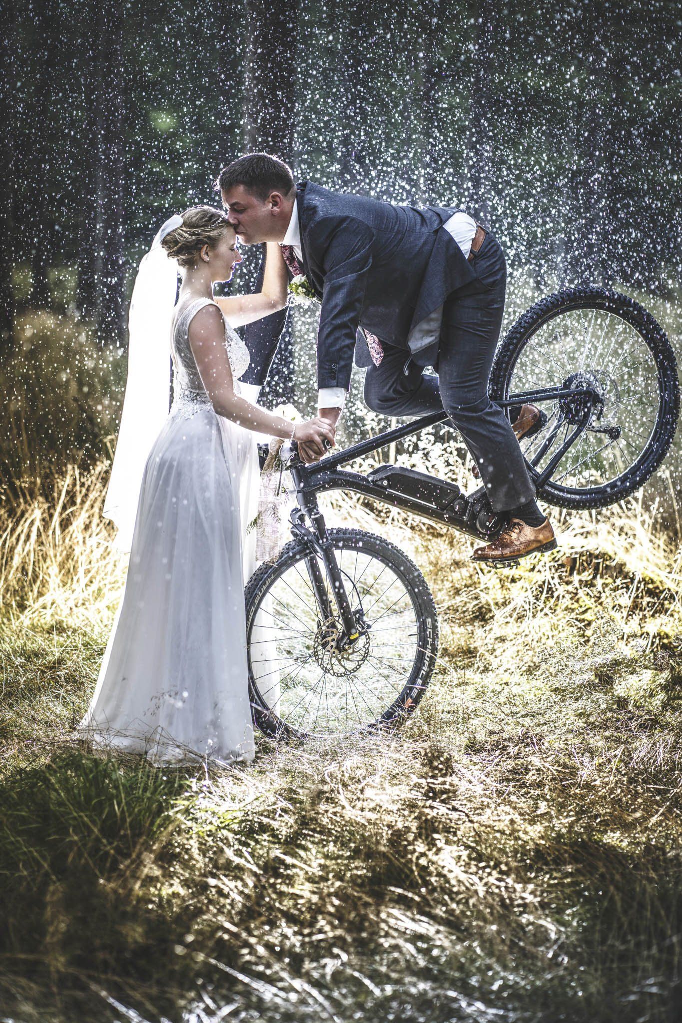 Mountain Bike Hochzeitsbilder mit Frontwheele by Jan Grube im Regen