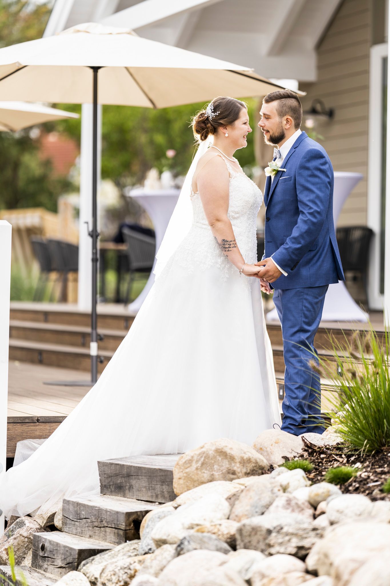 Hochzeitspaar am Wasser vor der Terrasse des River Loft Brunsbüttel