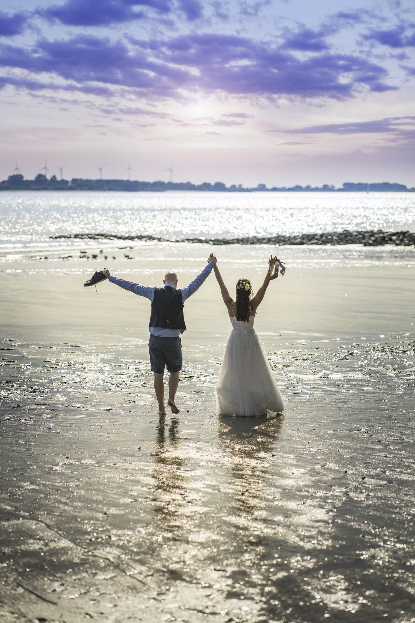 Gemeinsam richtung Sonne geht es für dieses Hochzeitspaar in Kollmar
