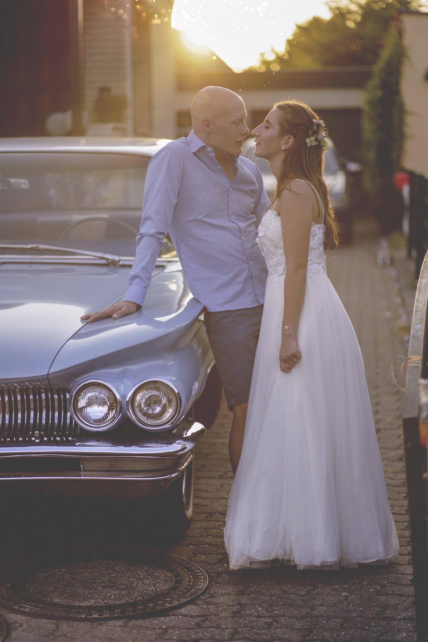 Los Angeles Wedding Feeling mit einem Classic Car und einem Wedding Couple im Sonnenuntergang bei Elmshorn