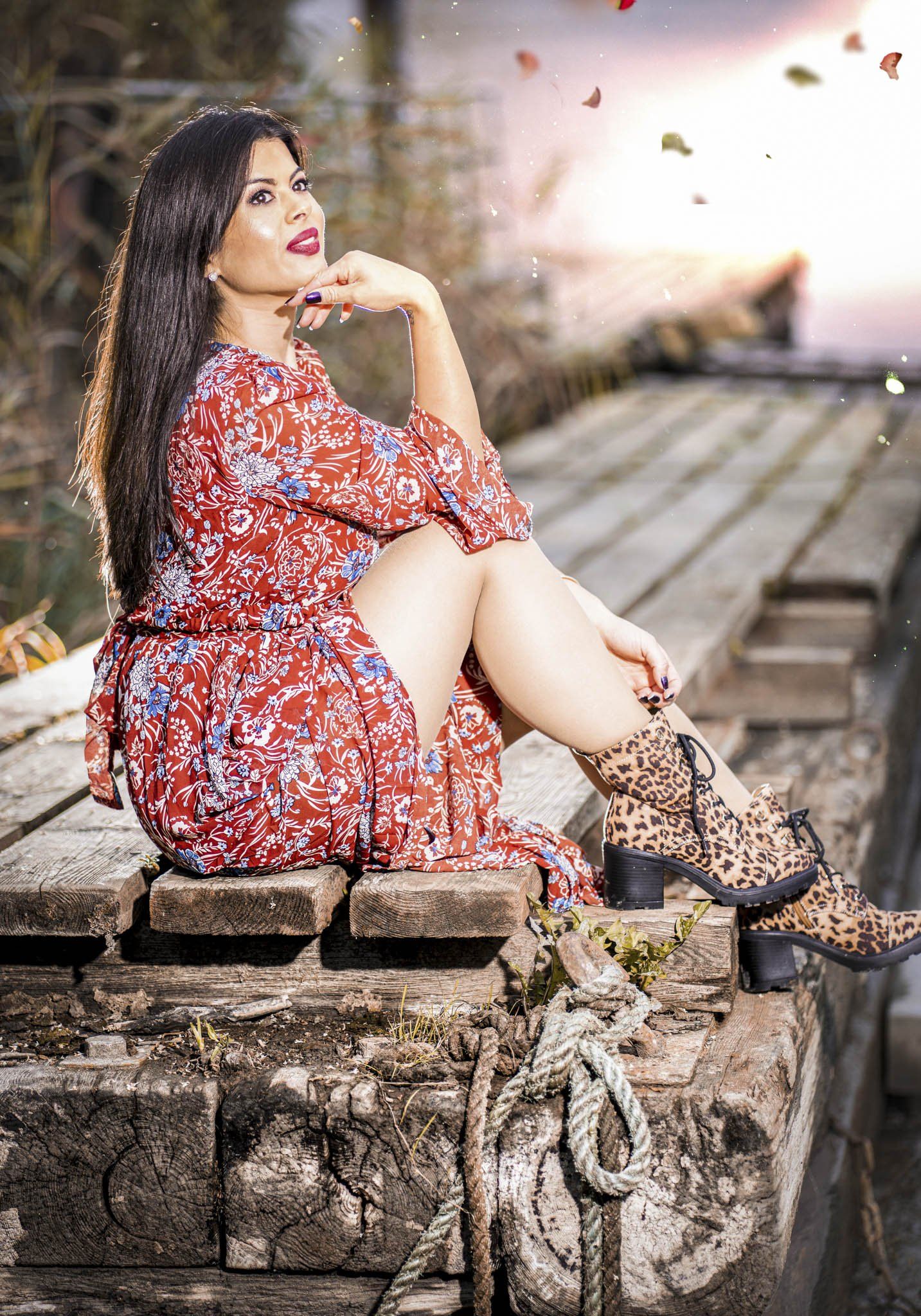 Avantgarde Portrait-Fotografie mit kreativen Lichteffekten und Farben.