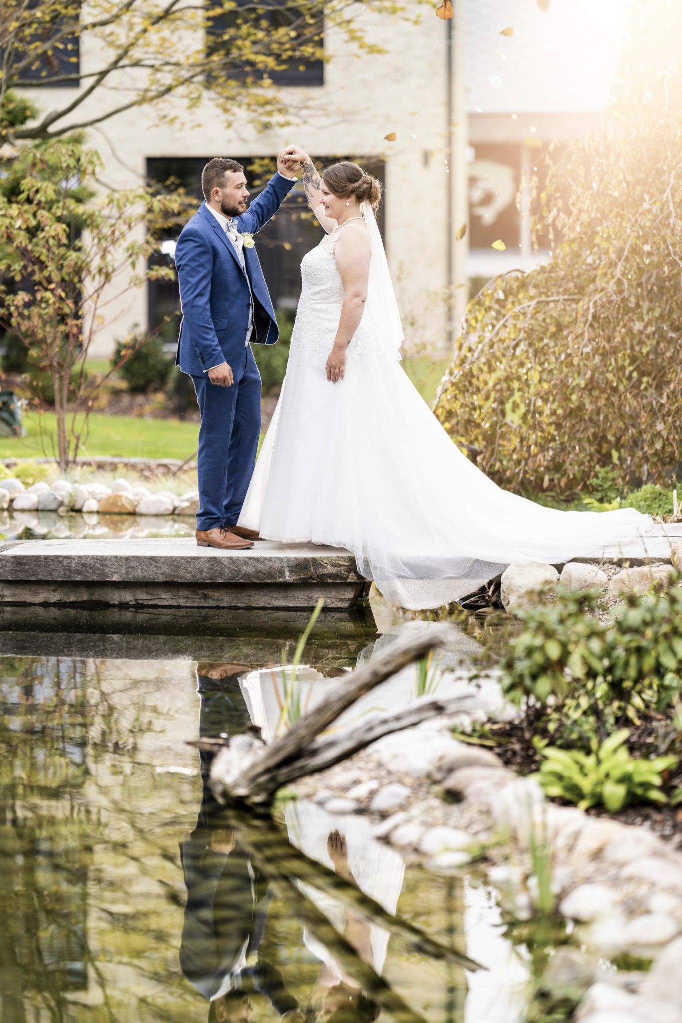 Hochzeitspaar auf den Steinen am Teich des River Loft Brunsbüttel
