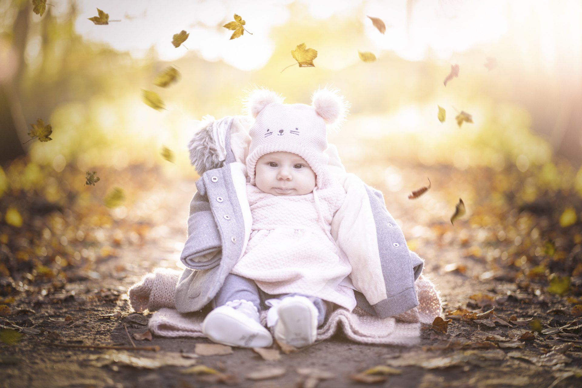 Ourdoor Babybild im Herbst zu Sonnenuntergang