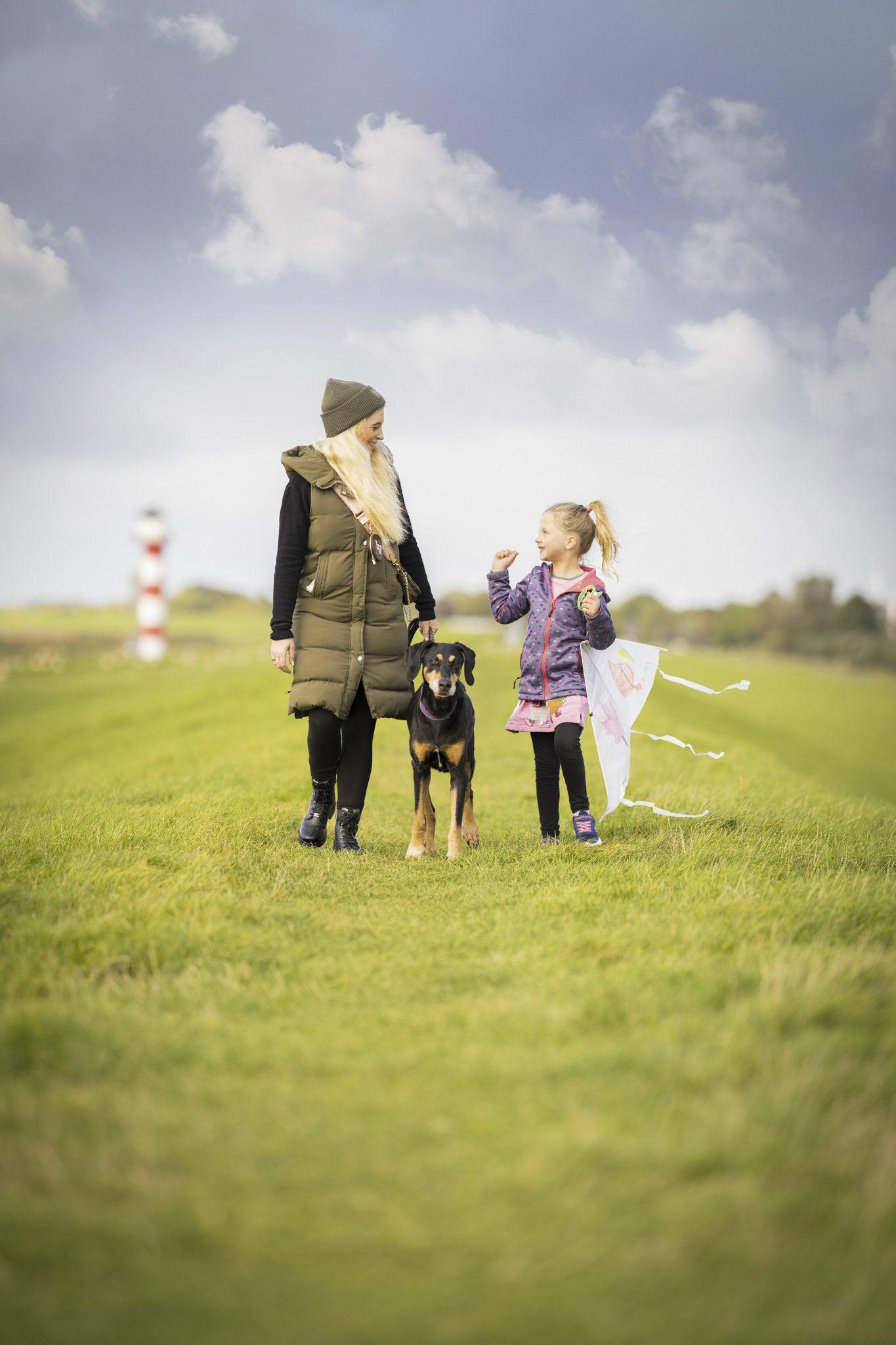 Familienshooting mit Hund am Deich bei einem Leuchturm an der Elbe in Glückstadt