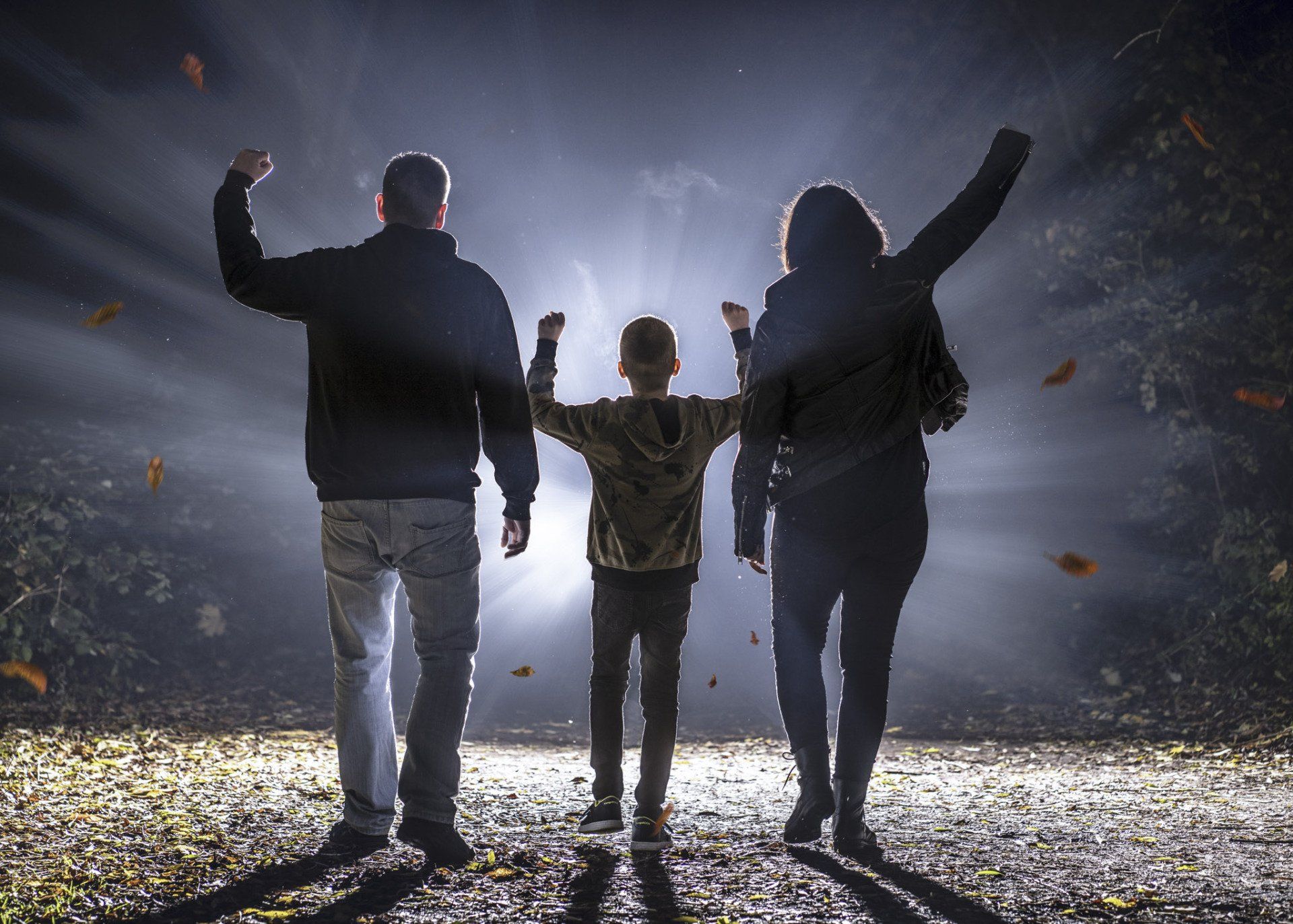 Kreatives Mondschein Familienfoto aufgenommen Abends in Glückstadt