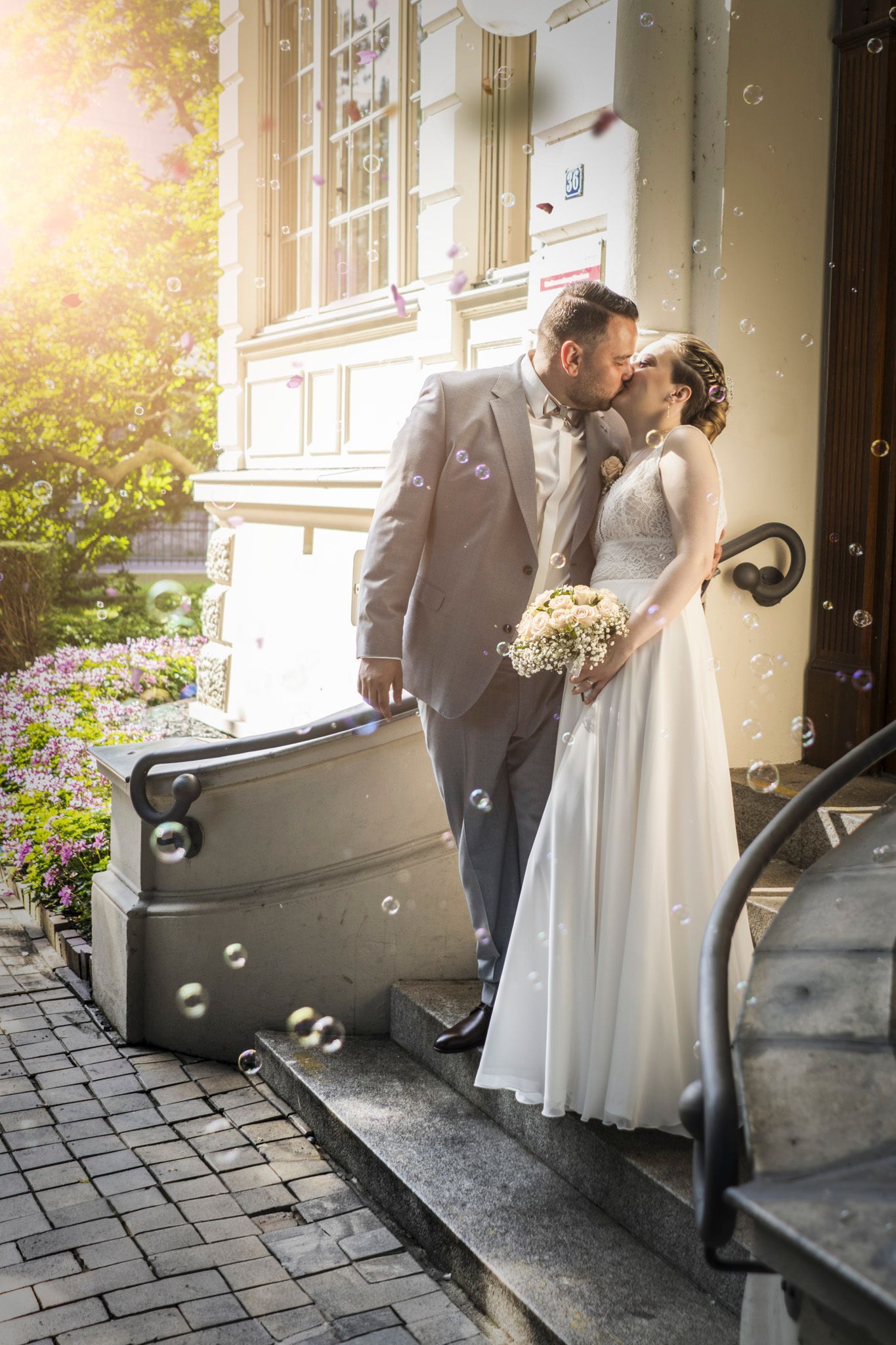 Sonnige Hochzeitsfotos im Raum Elmshorn in der weißen Villa