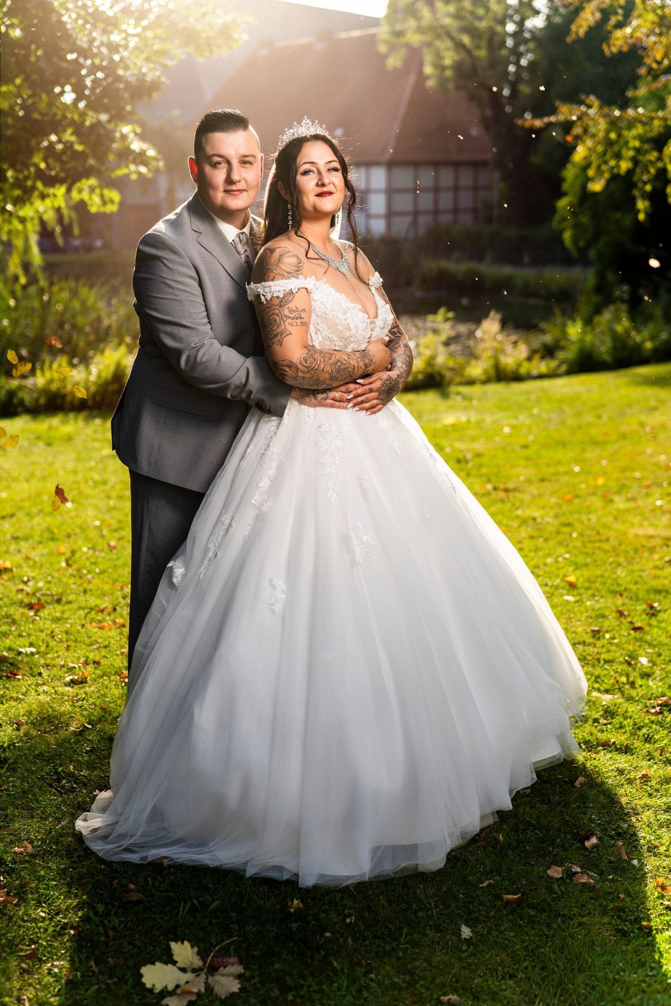 Hochzeitspaar in Itzehoe beim Hochzeitsshooting am Klosterhof im Sonnenuntergang mit der Kirche im Hintergrund