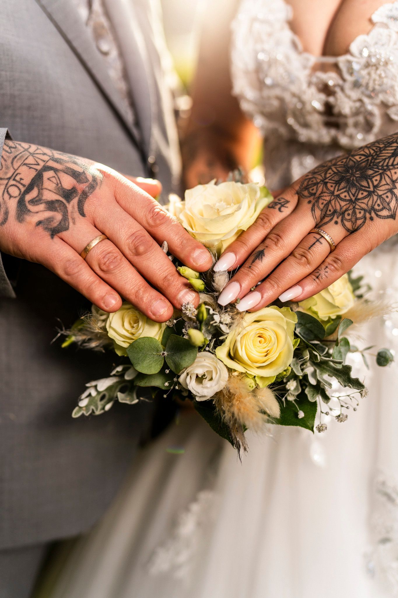 Hochzeits-Ringfoto mit coolen tattovierten Händen in Itzehoe