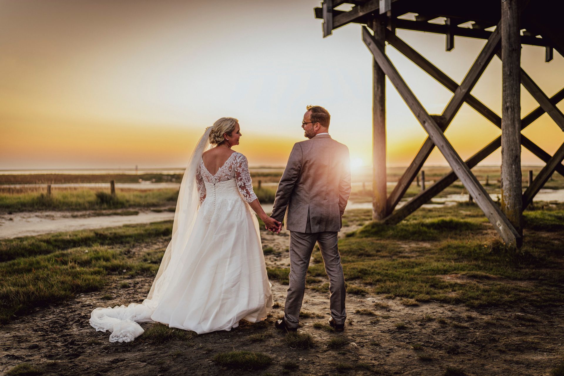 Hochzeitsfotos im Sonnenuntergang am Lotti in Sankt Peter Ording