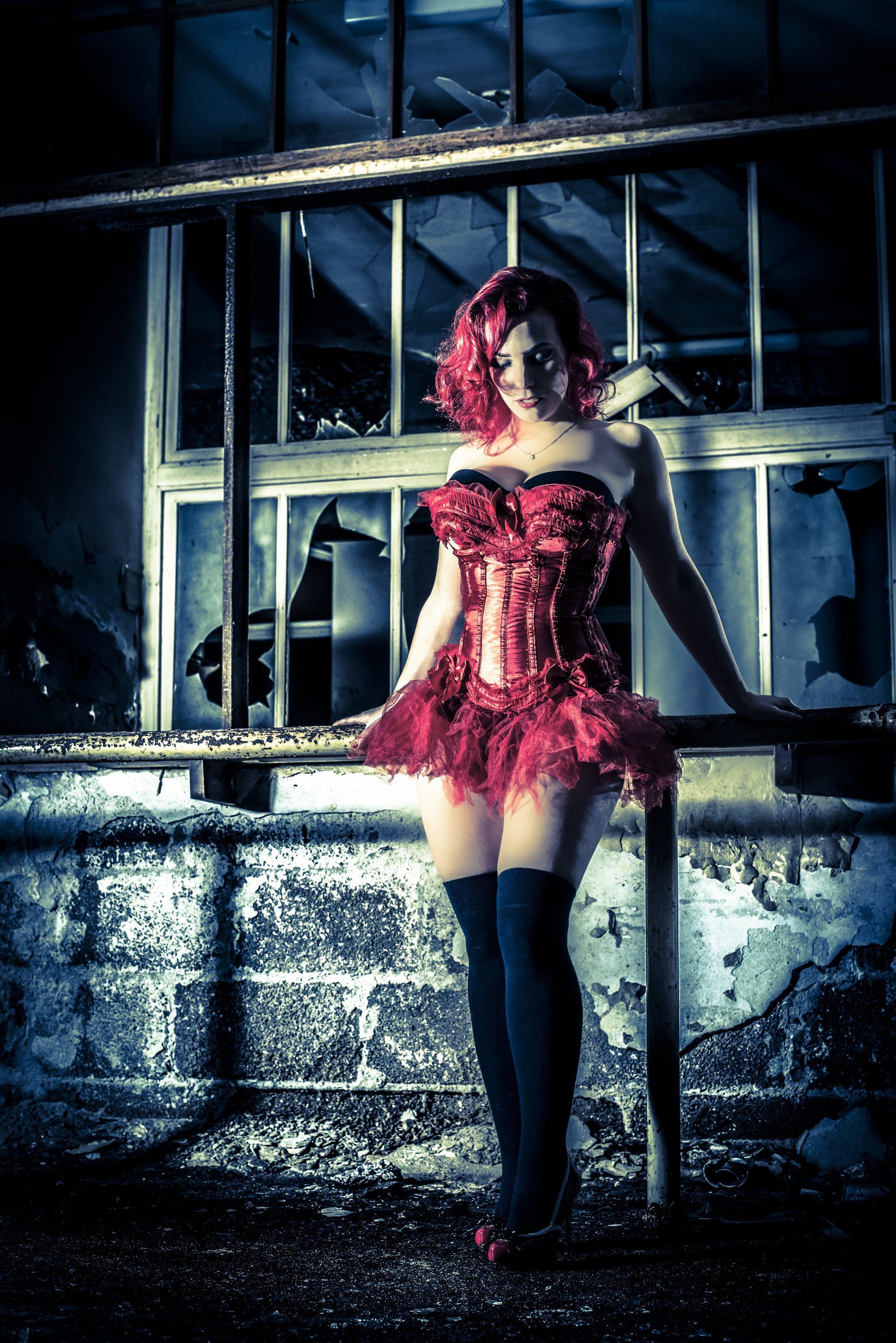 Burlesque Shooting die feine Art der Verführung Mystisches Teilakt-Portrait in einer verlassenen Ruine bei Elmshorn.