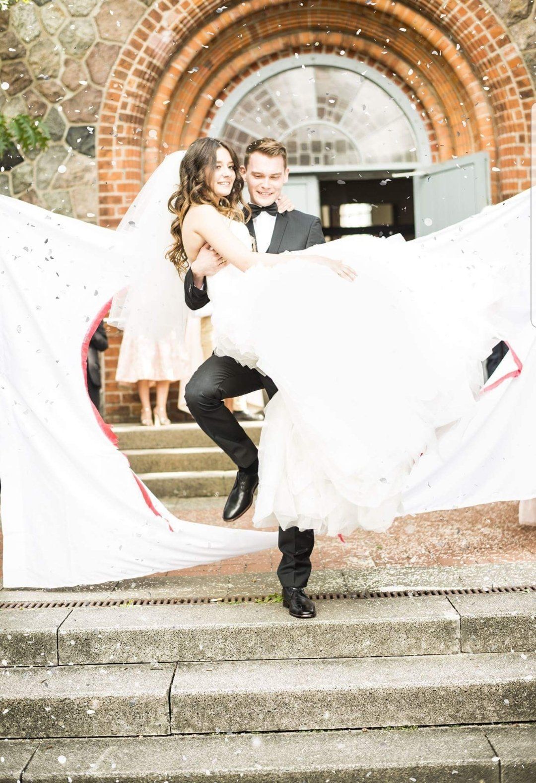 Die Braut herunter getragen bei einem Hochzeitshshooting bei Kiel