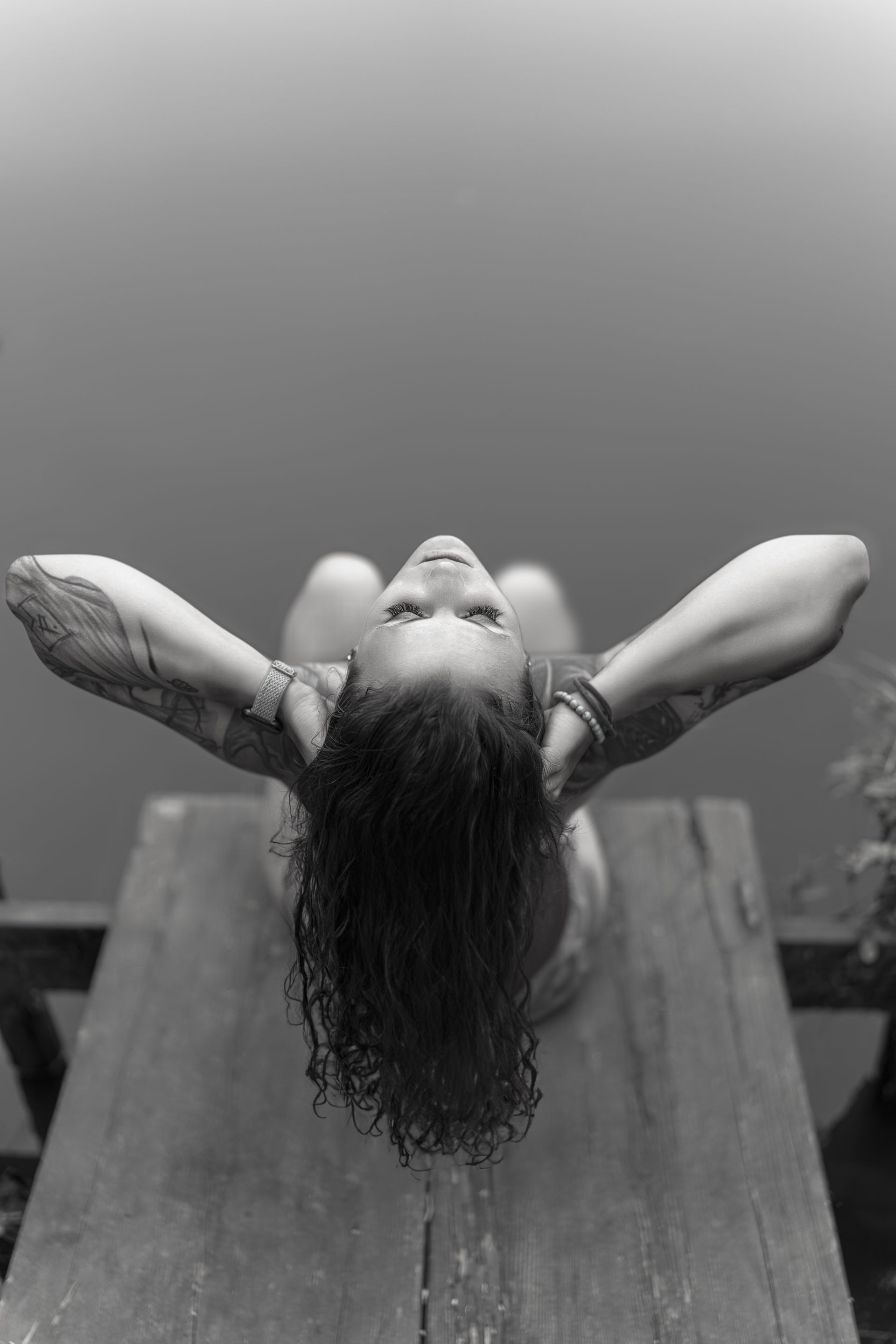 Sinnliche BW Akt fotografie an einem Fluss in Itzehoe
