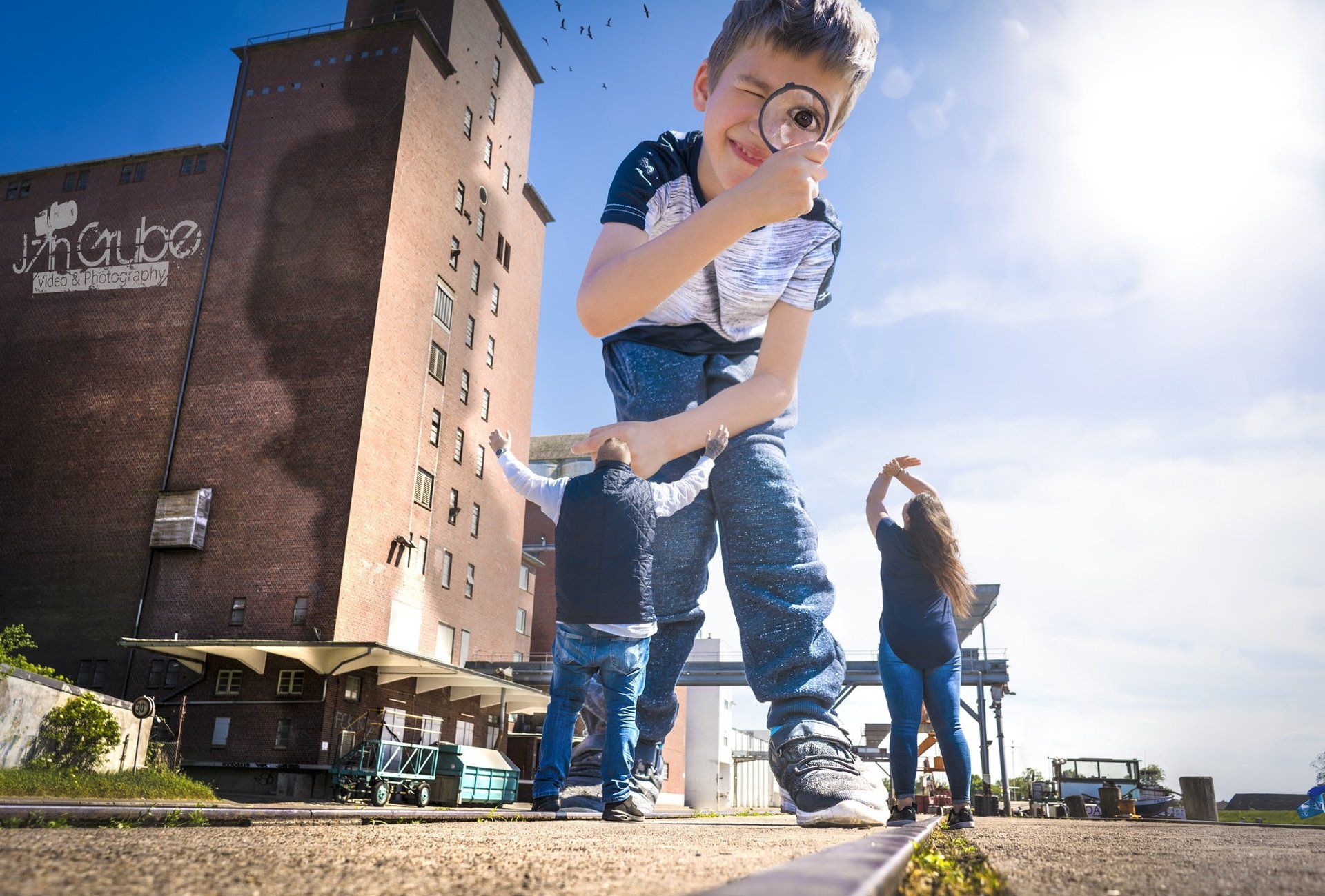 Kinder aus der Froschperspektive vor einem Speicher, kreative Kinderfotografie