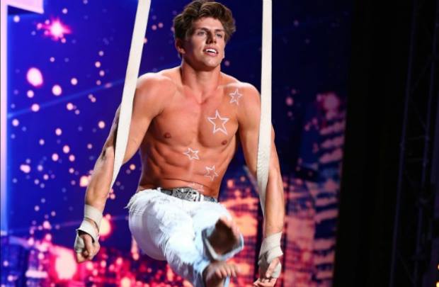 Deutschlands erfolgreichster Akrobat Chris Kiliano bei unterschiedlichen TV Auftritten. Luftakrobatik, Kraftakrobatik, Strapaten, Aerialstraps, Silks, Artistik, Zirkus, Die Grosse Chance, la france a un incroyable talent , Lets Dance, Minuta Slavy, It`s Showtime