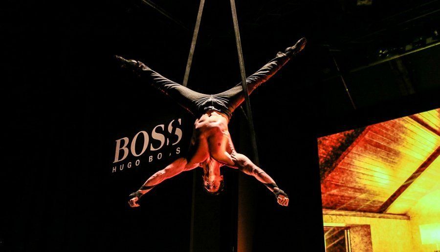 Jetzt Künstler buchen! Kiliano Events präsentiert eine starke Luftakrobatik an den Strapaten.