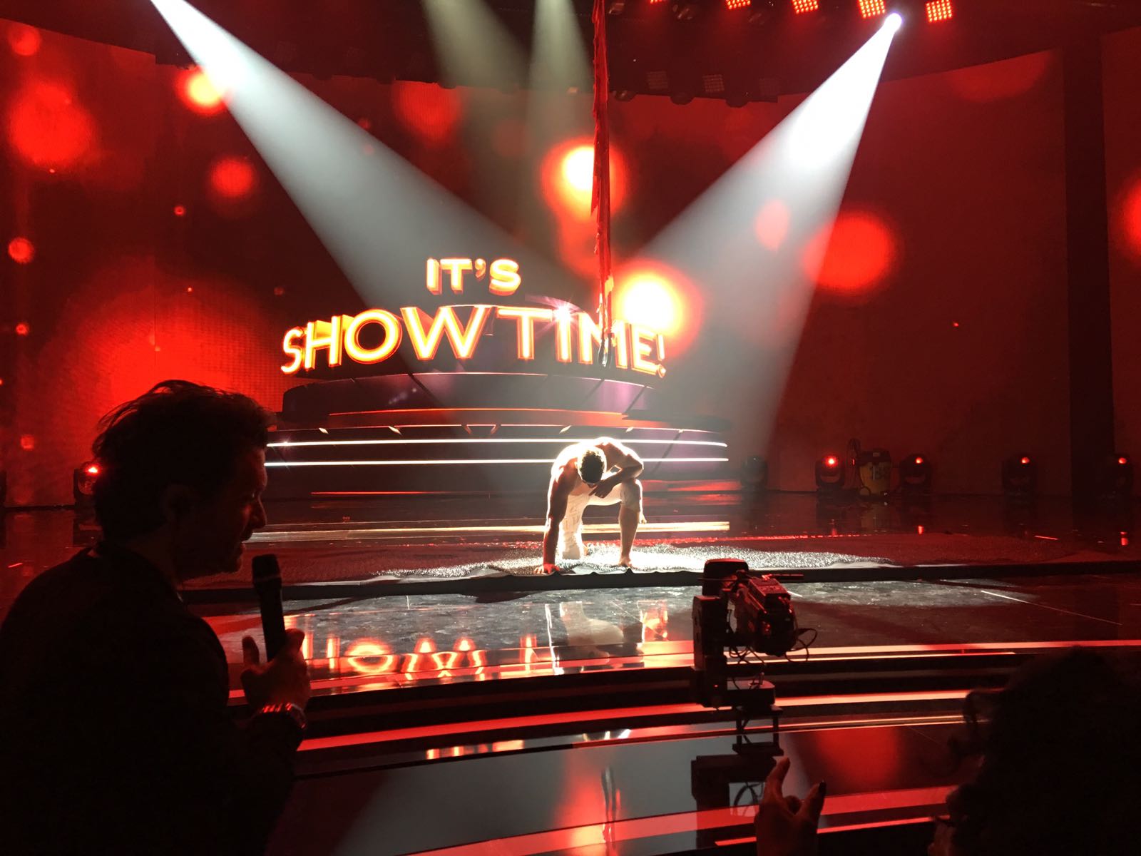 Deutschlands erfolgreichster Akrobat Chris Kiliano bei unterschiedlichen TV Auftritten. Luftakrobatik, Kraftakrobatik, Strapaten, Aerialstraps, Silks, Artistik, Zirkus, Die Grosse Chance, la france a un incroyable talent , Lets Dance, Minuta Slavy, It`s Showtime