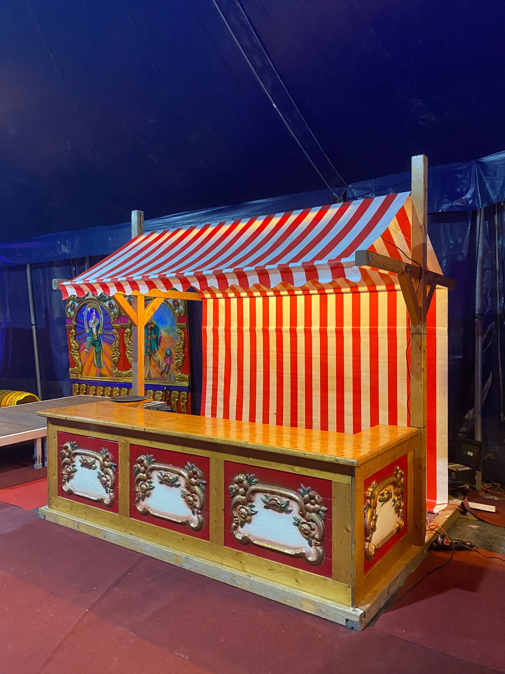 Nostalgischer Verkaufsstand aus Holz, Jahrmarktstand