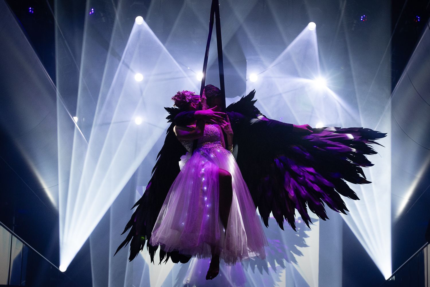 Jetzt Künstler buchen! Kiliano Events präsentiert eine romantische Luftakrobatik an den Duo Strapaten.