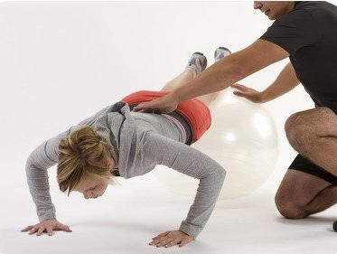 Let`s Dance 2019 Christina Luft (Profi-Tänzerin) wird trainiert an den Stapaten für Ihre Luftakrobatik Einlage von Chris Kiliano.