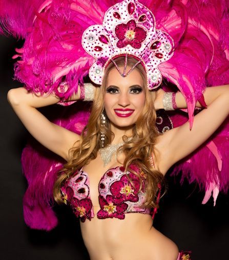 Wunderschöne Showgirls im Las Vegas Flair mit spektakulären Showeinlagen, glitzernden Kostümen und einer perfekten Tanztechnik.