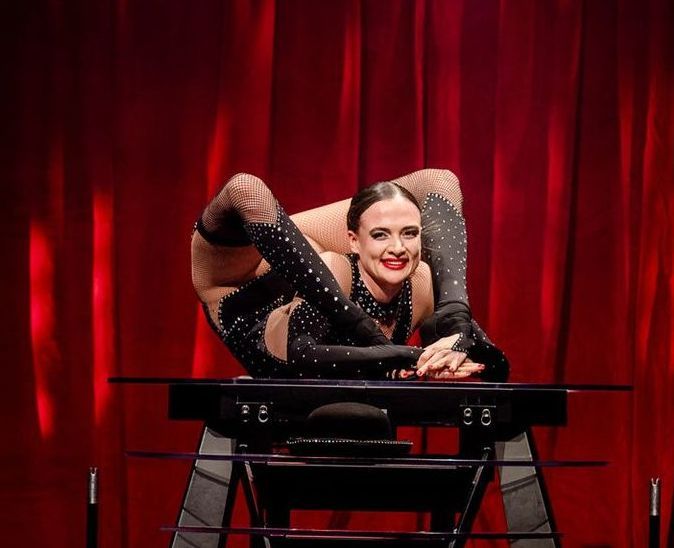 Bei dieser Contortions- Show  verbiegt die  Akrobatin ihren Körper in alle Richtungen und demonstriert eine unglaubliche Beweglichkeit.