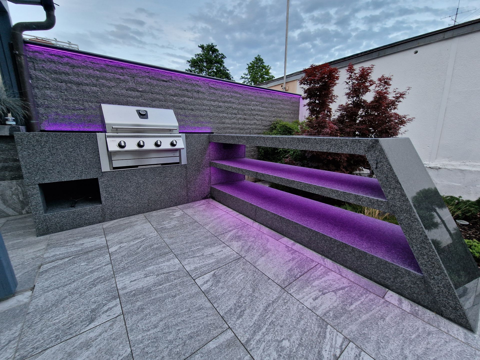 Outdoor kitchen aus Nero Impala komplett mit LED- Beleuchtung