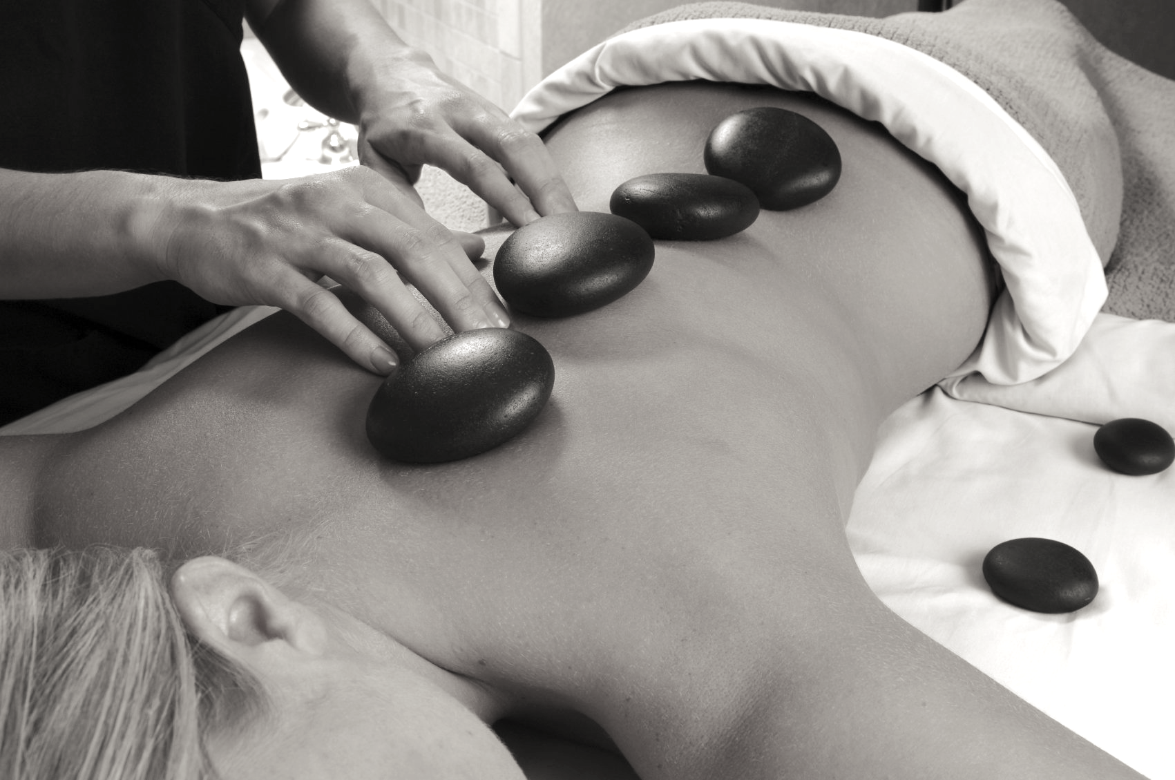 RÜCKEMMASSAGE WARME STEINE