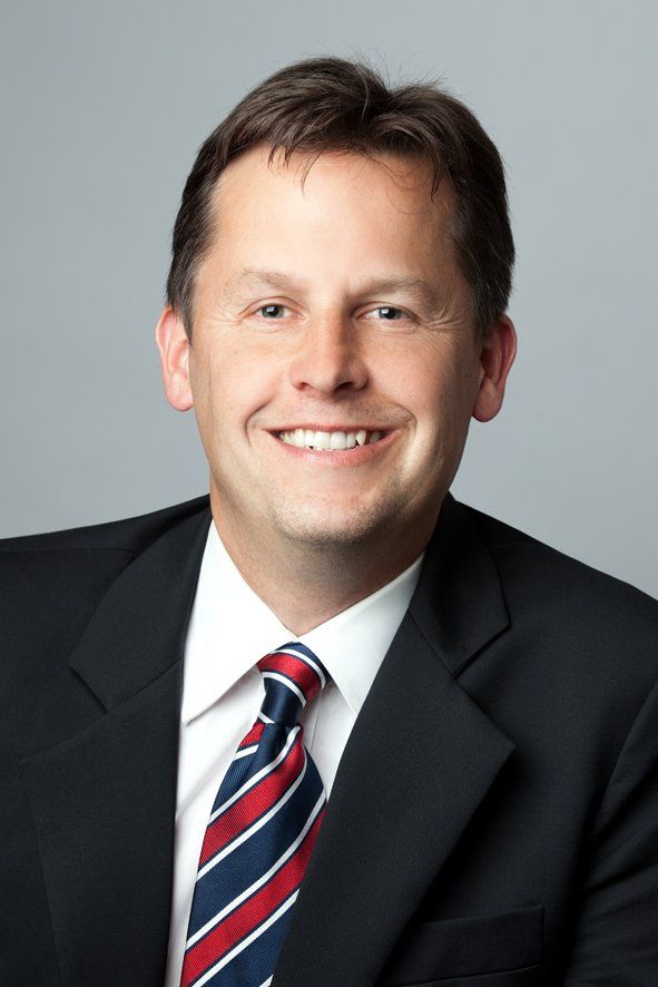 Nach dem Studium der Betriebswirtschaftslehre in Münster war er zunächst bei einem börsennotierten Anbieter von Alternative Investments Im Bereich Strukturierung und Konzeption tätig. Anschließend wechselte er zu einem amerikanisch geprägten Finanzinvestor, der sich auf Alternative Investments im maritimen Bereich sowie Real Estate fokussierte. Als Geschäftsführer und Head of Investments & Valuation war er verantwortlich für den operativen Aufbau des Unternehmens. Die langjährige Expertise mit internationalen Investoren sowie auf der Corporate-Ebene konnte er bei der Restrukturierung und Neupositionierung eines Investment- und Asset Managers erfolgreich einbringen. Aktuell ist Mark Peters u.a. als Geschäftsführer eines in London ansässigen, von der Financial Conduct Authority (FCA) regulierten, Investment Managers mandatiert. Herr Peters verfügt als Certified International Investment Analyst (CIIA) und Certified European Financial Analyst (CEFA) über die hierfür notwendigen Qualifikationen.