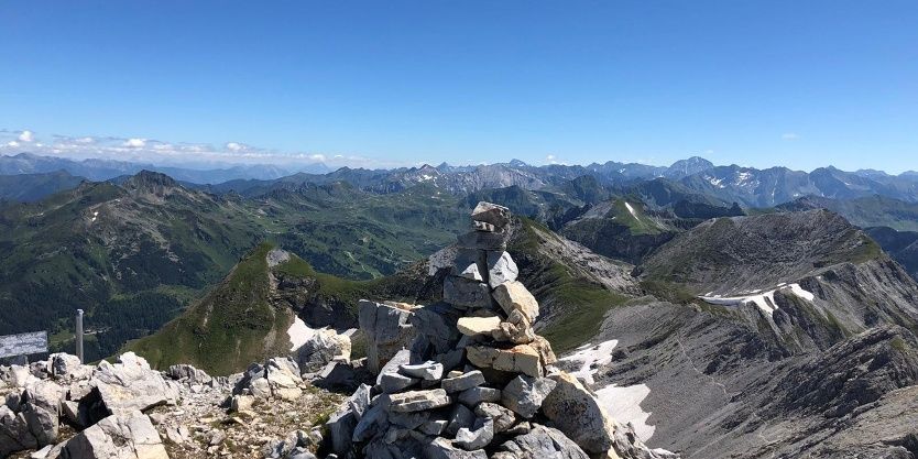 denken sie an gute Ausrüstung - trailrunning-Schuhe stöcke