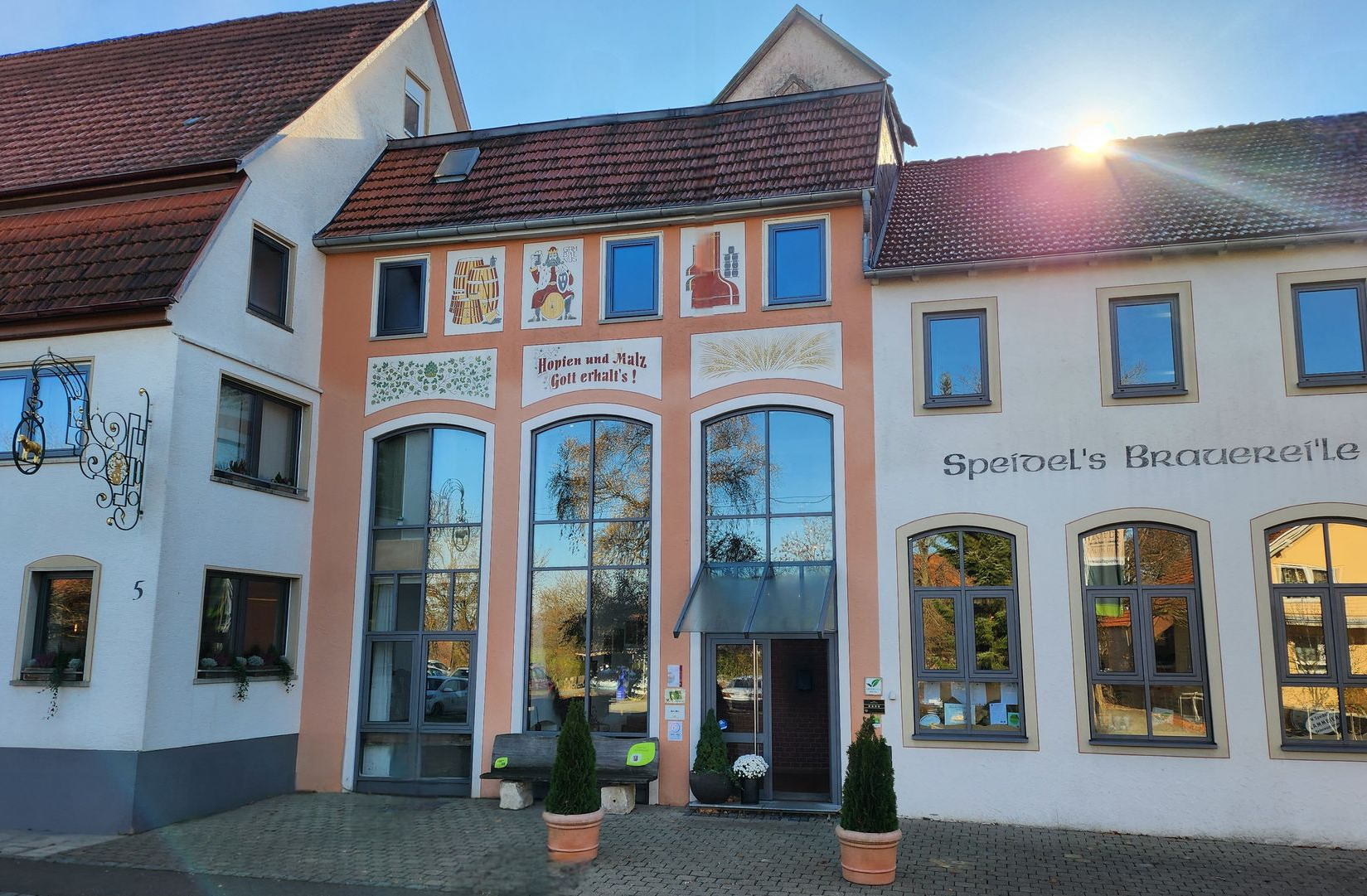 Speidel’s BrauManufaktur – Hotel & Brauerei auf der Schwäbischen Alb Außenansicht von Speidel’s BrauManufaktur mit Gasthof und Brauerei auf der Schwäbischen Alb