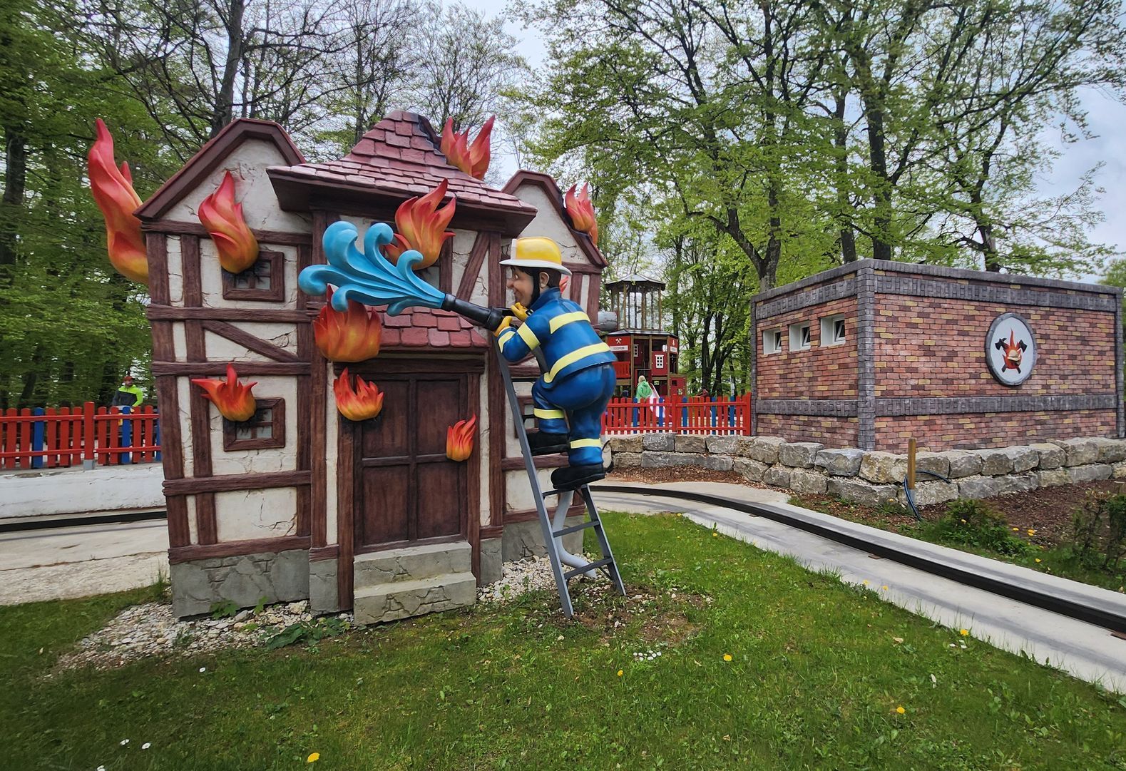 Kinder entdecken Abenteuerspielplatz im Freizeitpark Traumland auf der Schwäbischen Alb