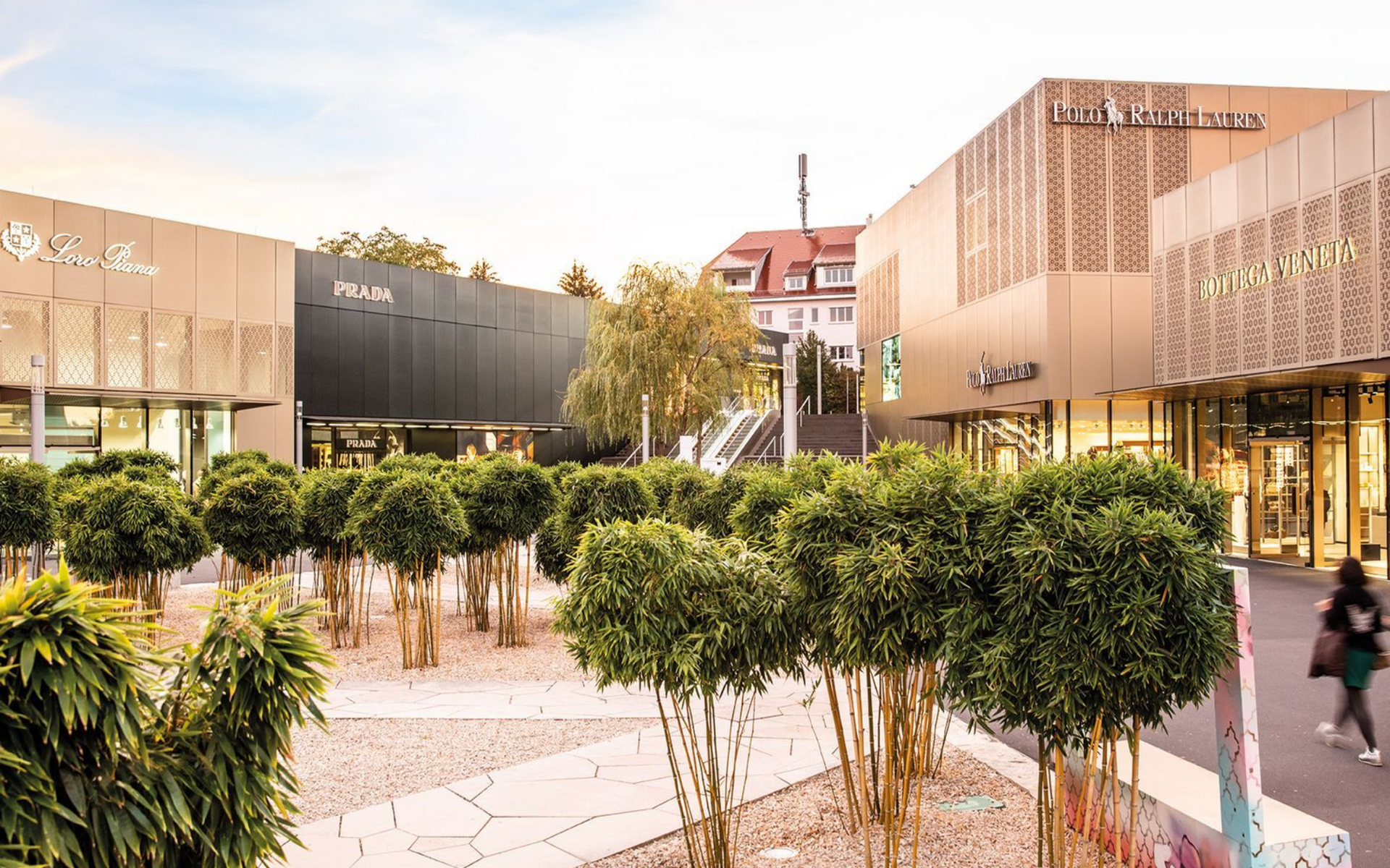 Outletcity Metzingen mit modernen Geschäften und Shoppingmöglichkeiten