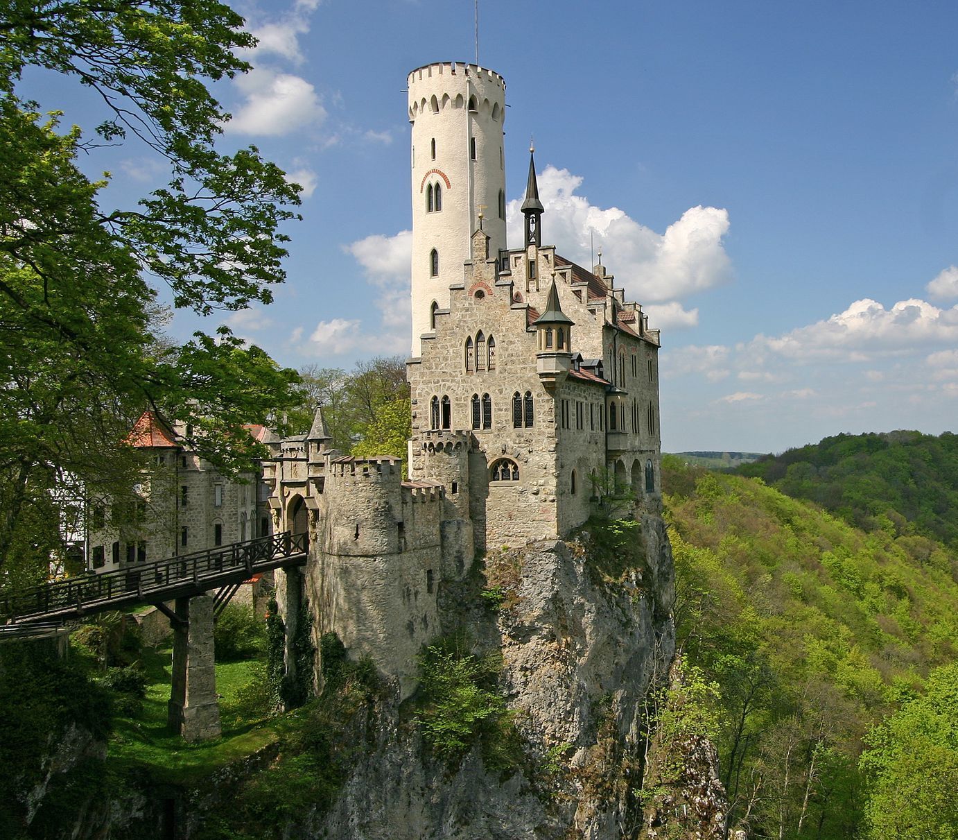 Schloss Lichtenstein – Märchenschloss auf Felsen über der Schwäbischen Alb