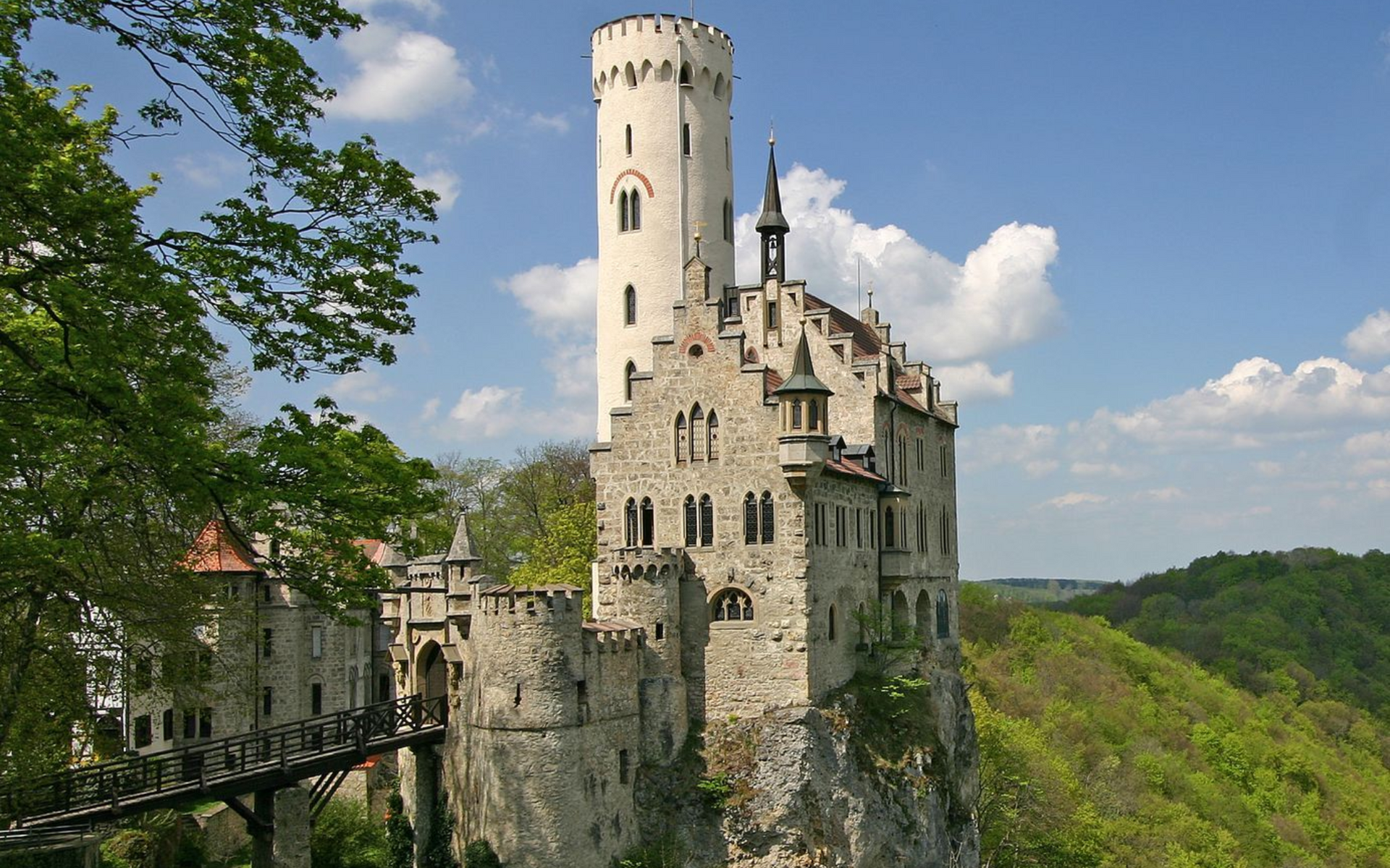 Schloss Lichtenstein auf der Schwäbischen Alb mit Blick ins Echaztal