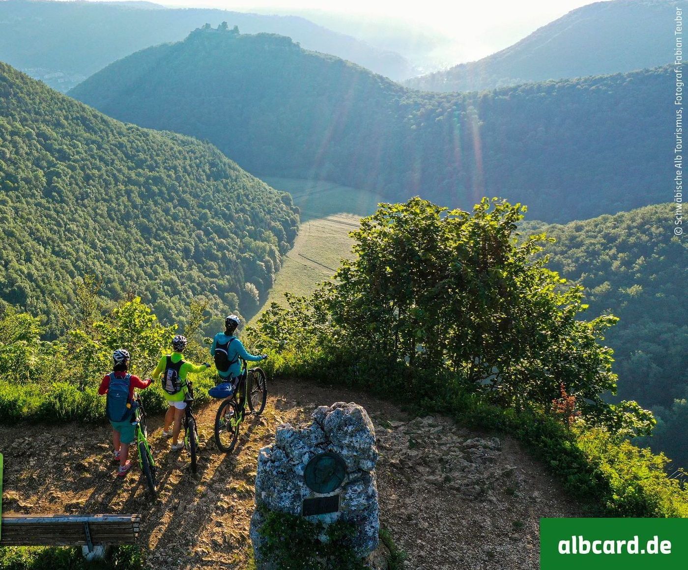 Radfahrer auf der Schwäbischen Alb Radfahrer mit der AlbCatd unterwegs auf der Schwäbischen Alb