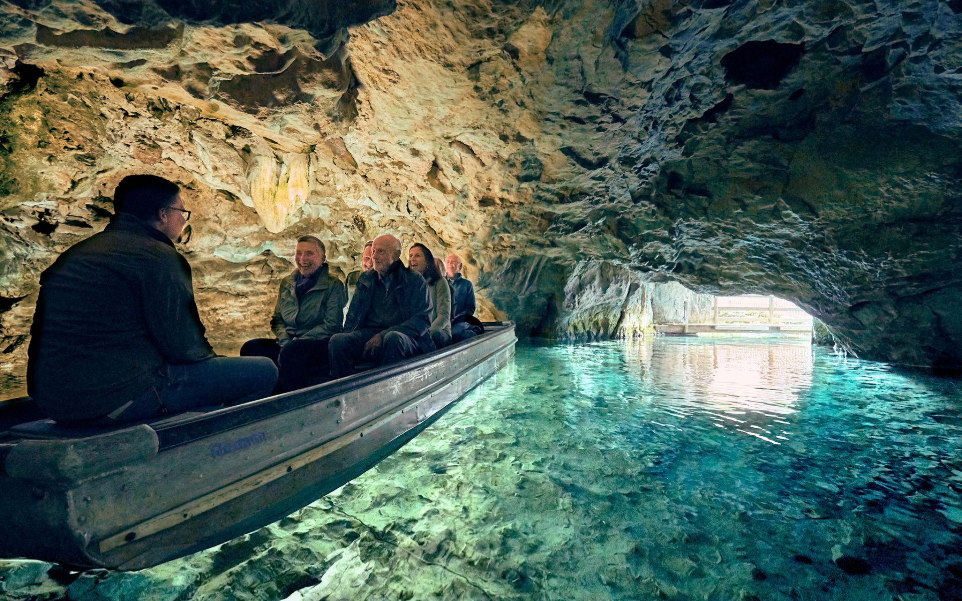 Bootsfahrt in der Wimsener Höhle auf der Schwäbischen Alb mit klarem Wasser