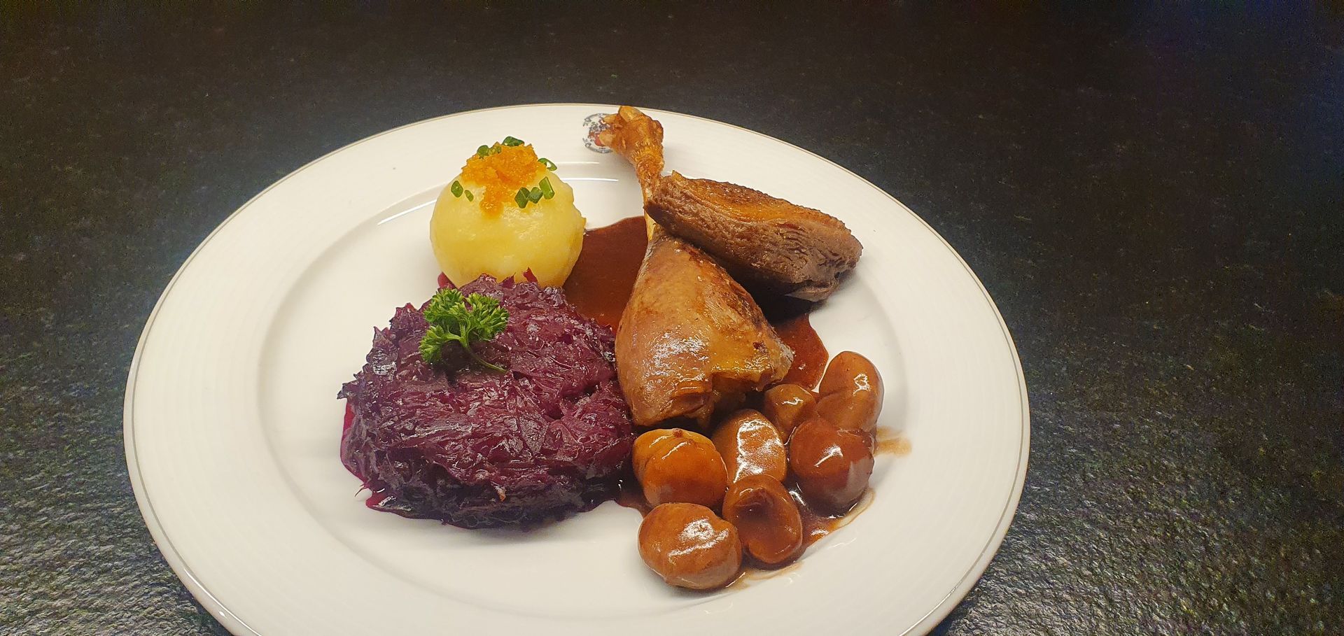 Festlich angerichtete Gänse- oder Entenbrust mit Apfelrotkraut und Kartoffelknödel – winterliches Hauptgericht zur Weihnachtsfeier auf der Schwäbischen Alb