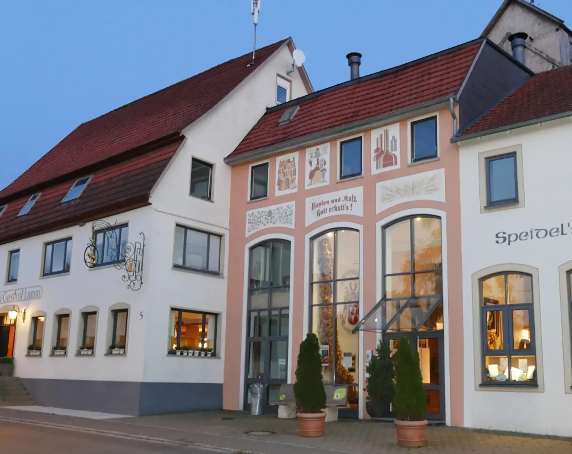 Außenansicht des 4-Sterne-Hotels Speidels Braumanufaktur in Hohenstein