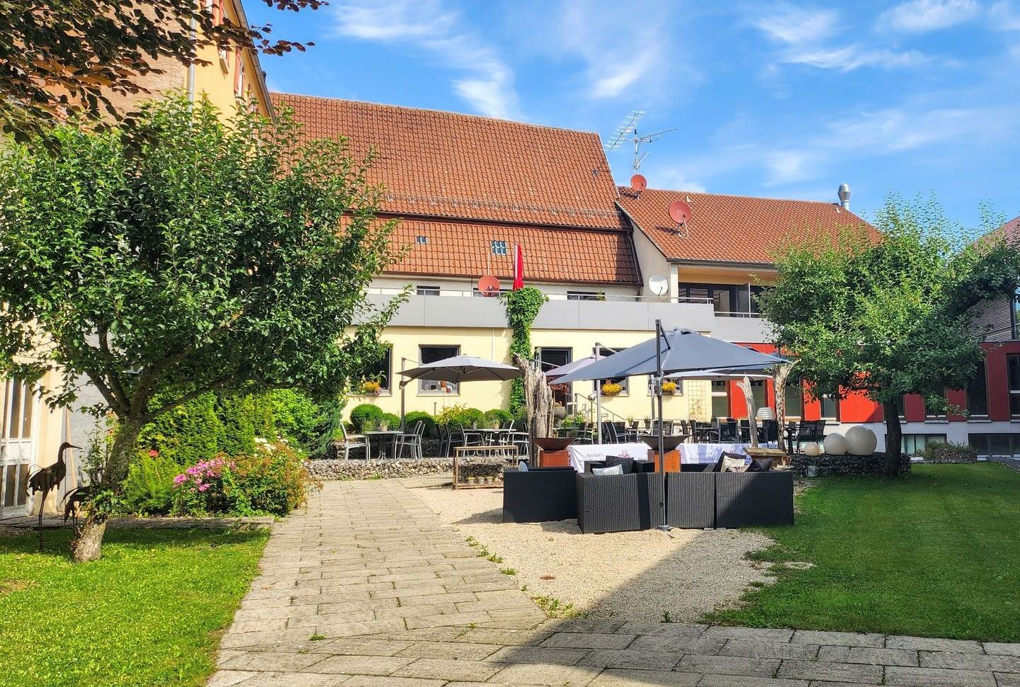 BrauGarten im Gasthof Lamm Hohenstein Biergarten im Gasthof Lamm Hohenstein mit Sitzplätzen im Grünen auf der Schwäbischen Alb