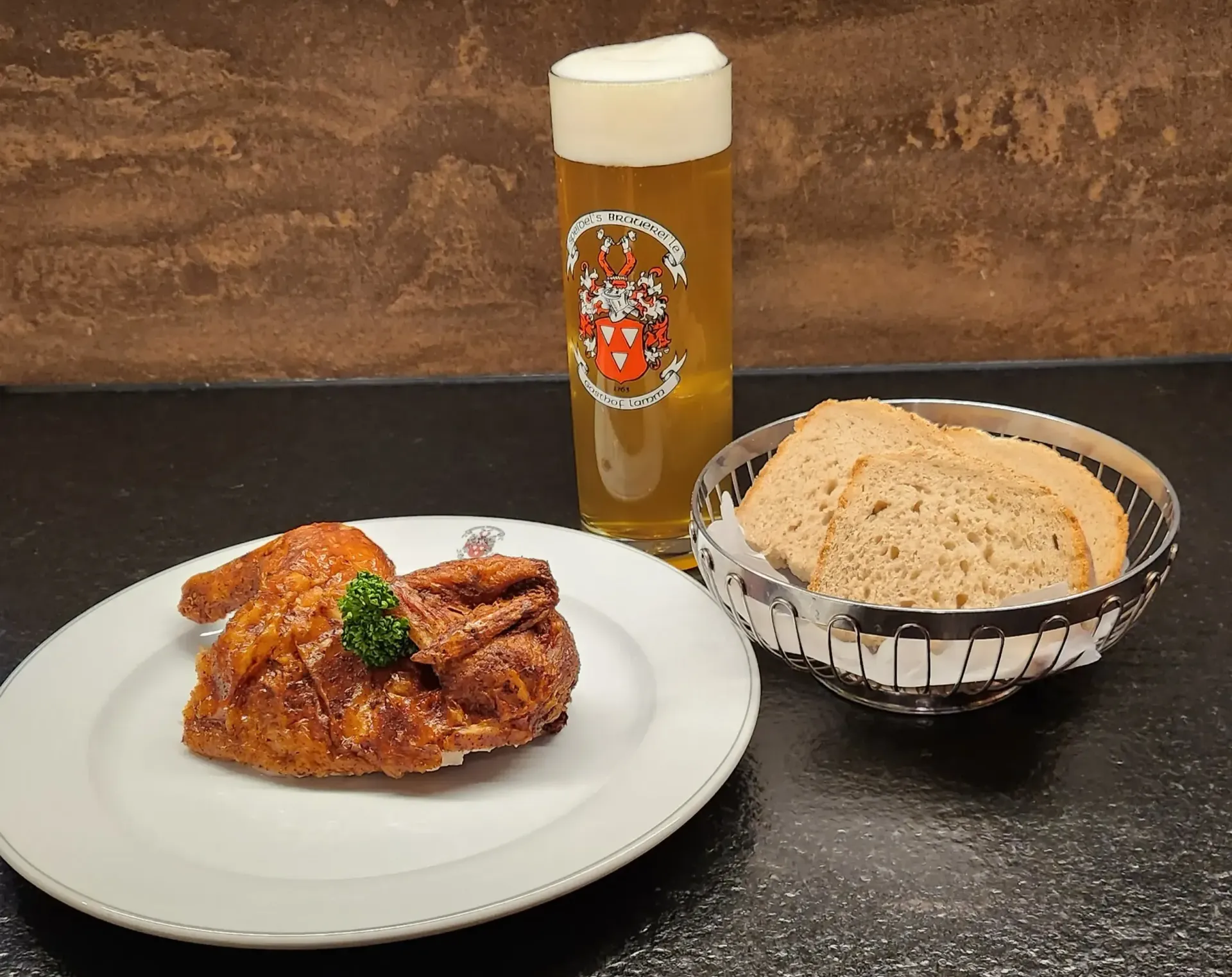 Speidel´s halber Hahn mit Brauerbrot und hausgebrautem Hellen Speidel´s halber Hahn mit Brauerbrot und hausgebrautem Hellen