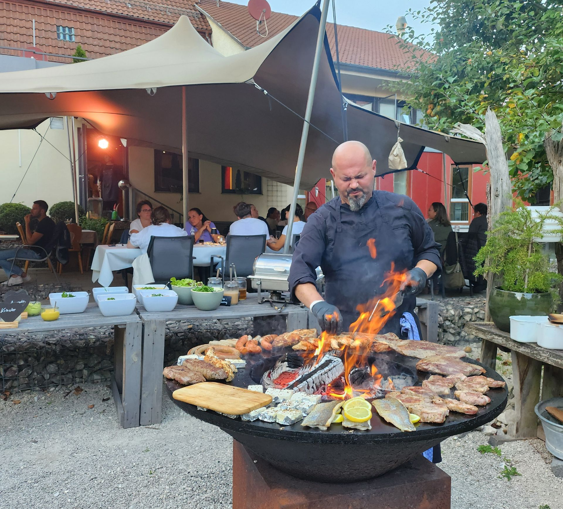Grillpartys im BrauGarten auf der Schwäbischen Alb Grillparty im Biergarten des Gasthof Lamm Hohenstein mit offenem OFYR-Grill und Gästen