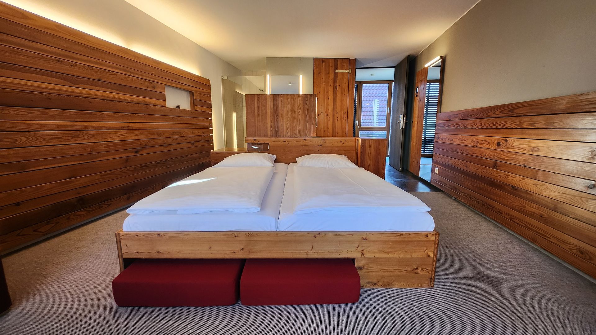 Komfortables Doppelzimmer im 4-Sterne-Hotel auf der Schwäbischen Alb mit Blick auf die Natur und moderner Ausstattung Komfortables Doppelzimmer im 4-Sterne-Hotel auf der Schwäbischen Alb mit Blick auf die Natur und moderner Ausstattung