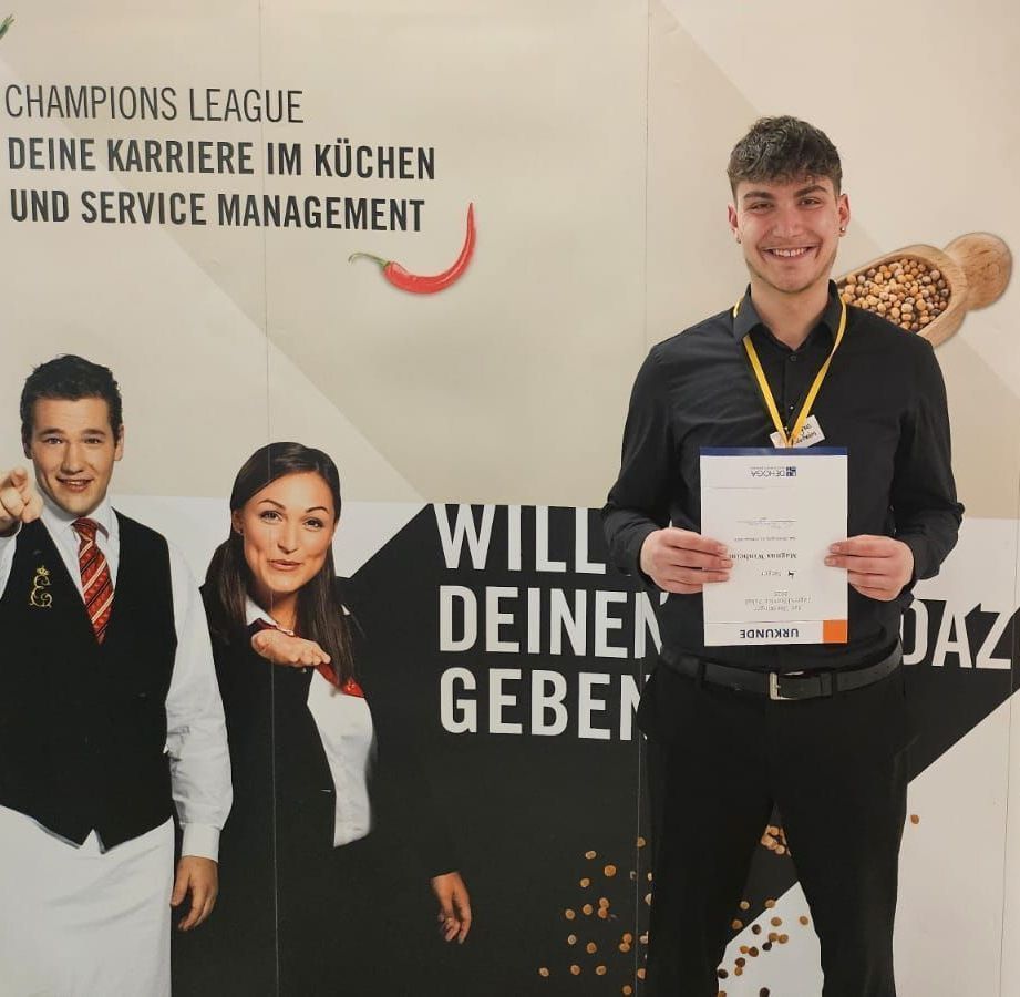 Erfolgreiche Ausbildung bei Speidel’s BrauManufaktur Auszubildender von Speidel’s BrauManufaktur mit Urkunde bei einer Auszeichnung im Gastgewerbe