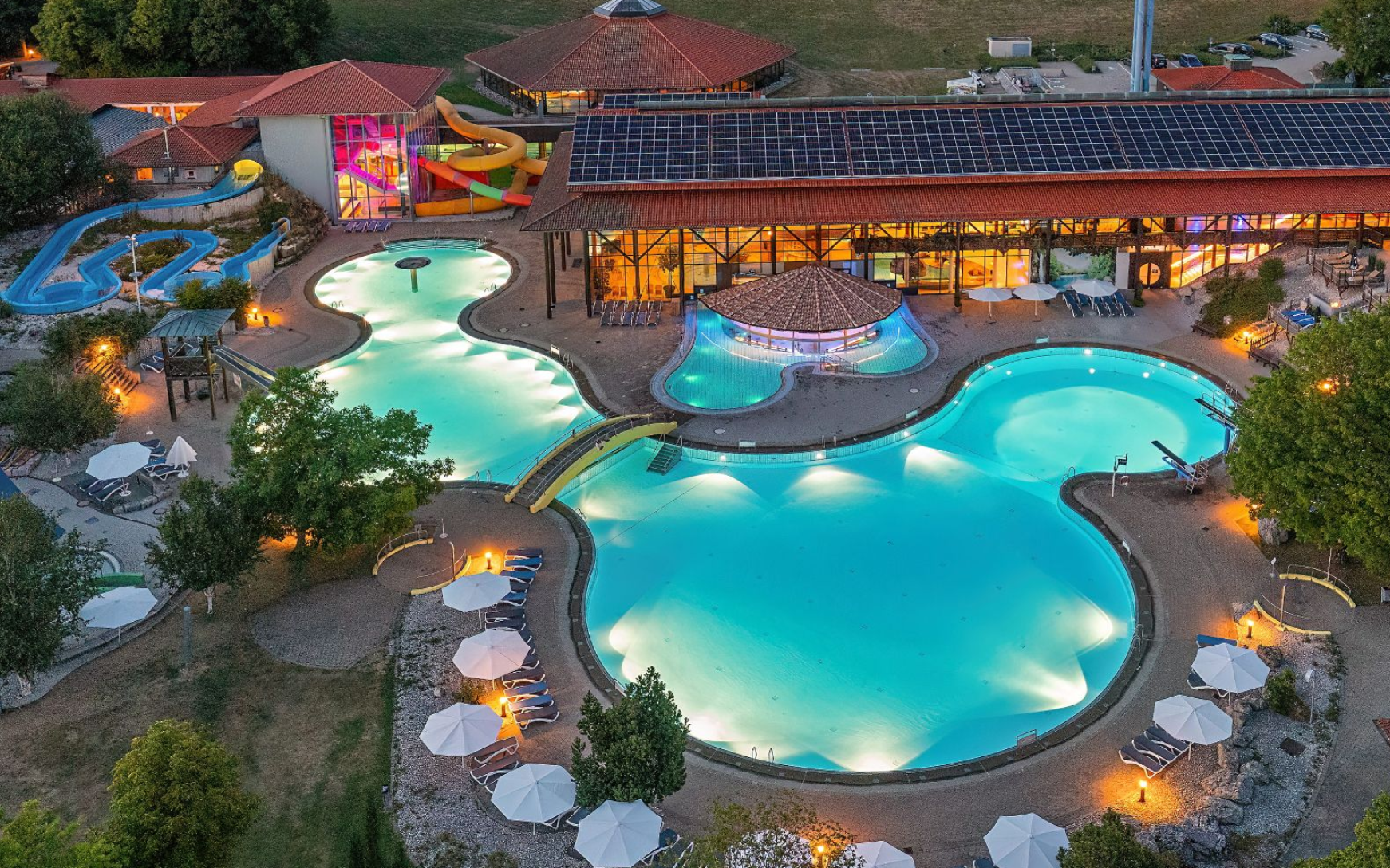 Therme Schwäbische Alb Außenbereich mit Pool und Beleuchtung am Abend