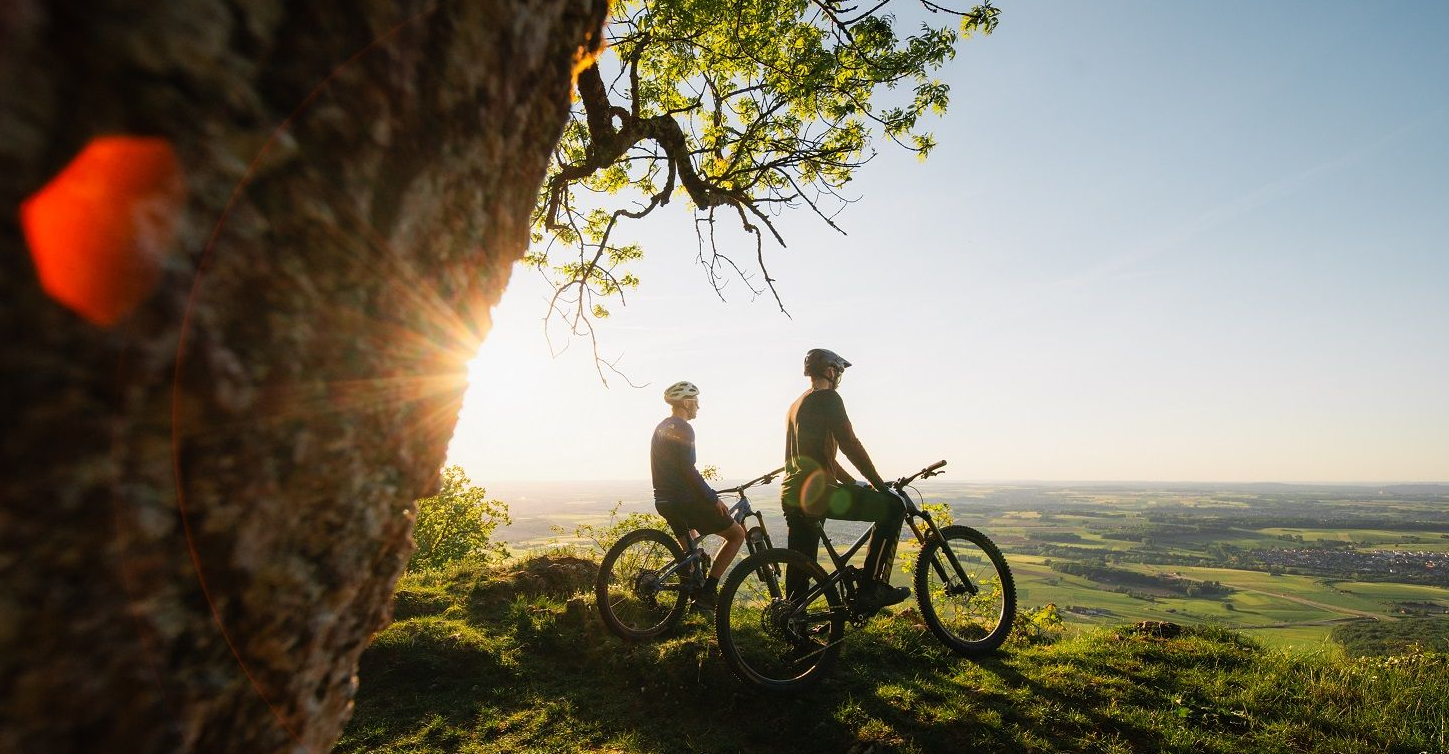 Schwäbische Alb Tourismus, Foto L. Huang. Radfahrer mit Ausblick auf die Schwäbische Alb