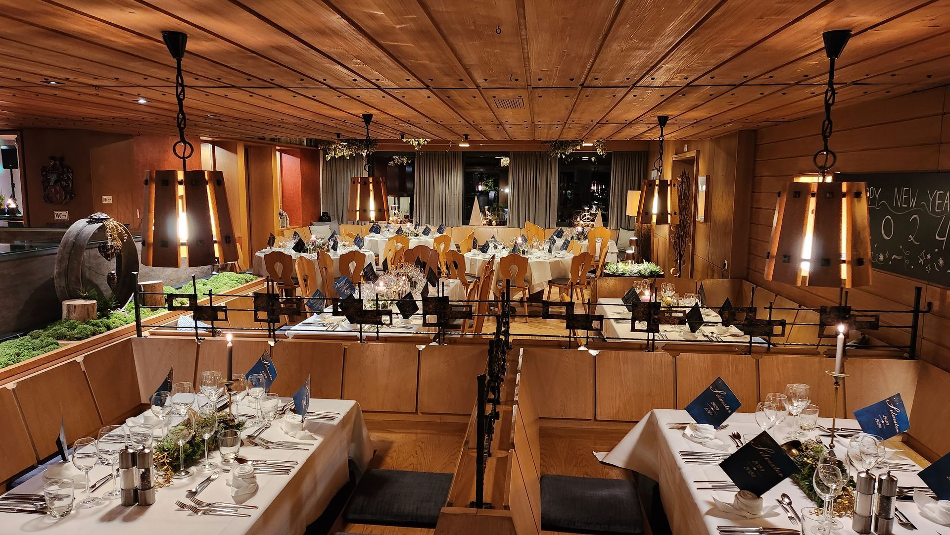 Stilvoll gedeckter Festsaal im Gasthof Lamm mit Kerzenlicht, Tannenzweigen und feierlicher Tischdekoration – ideal für Weihnachtsfeiern auf der Schwäbischen Alb