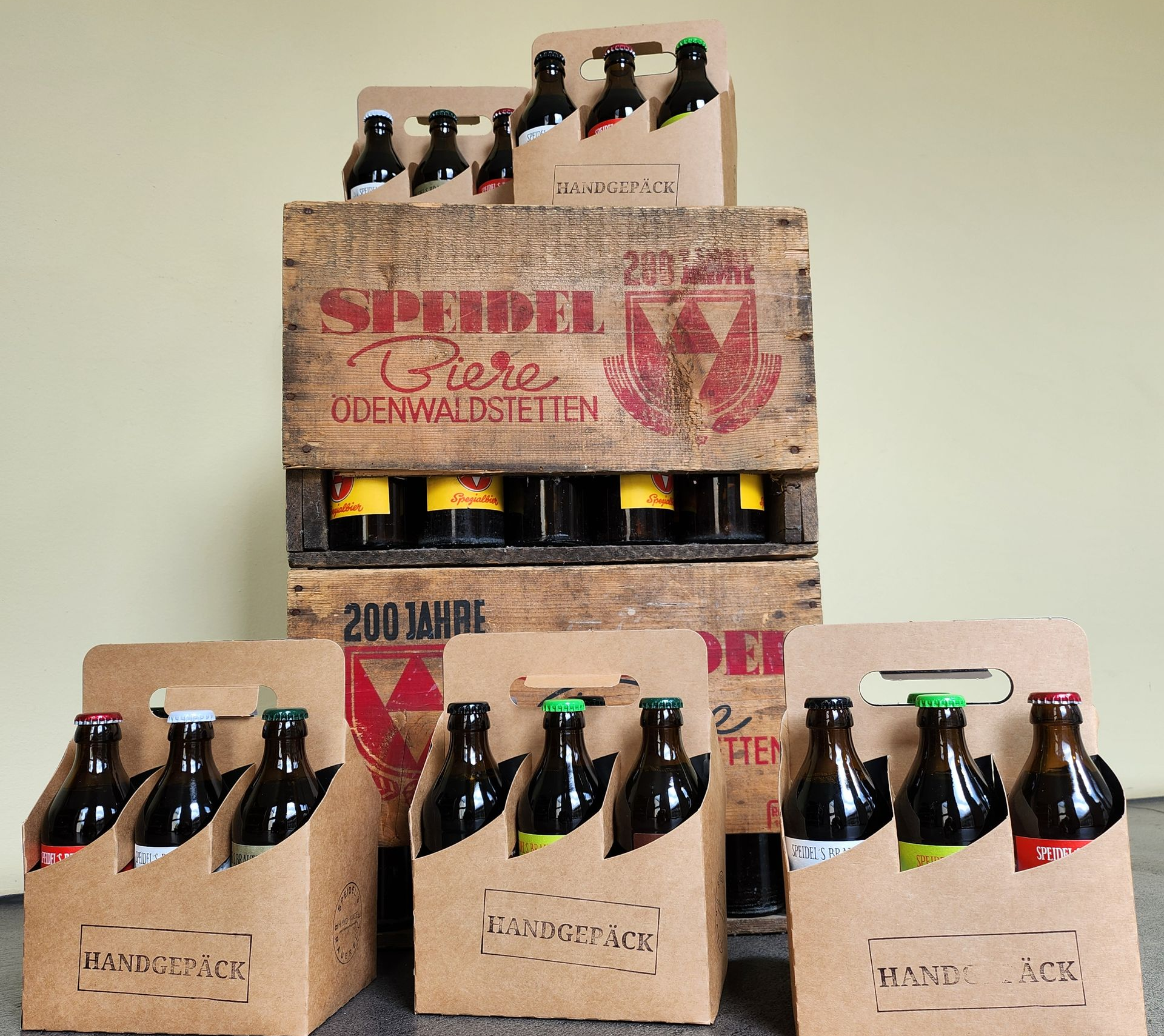 Handwerkliche Biere · saisonale Sorten · seit 1763 gebraut Hausgebraute Biere aus der Schwäbischen Alb – Flaschen-Sortiment von Speidel’s Brauerei’le in Holzkisten
