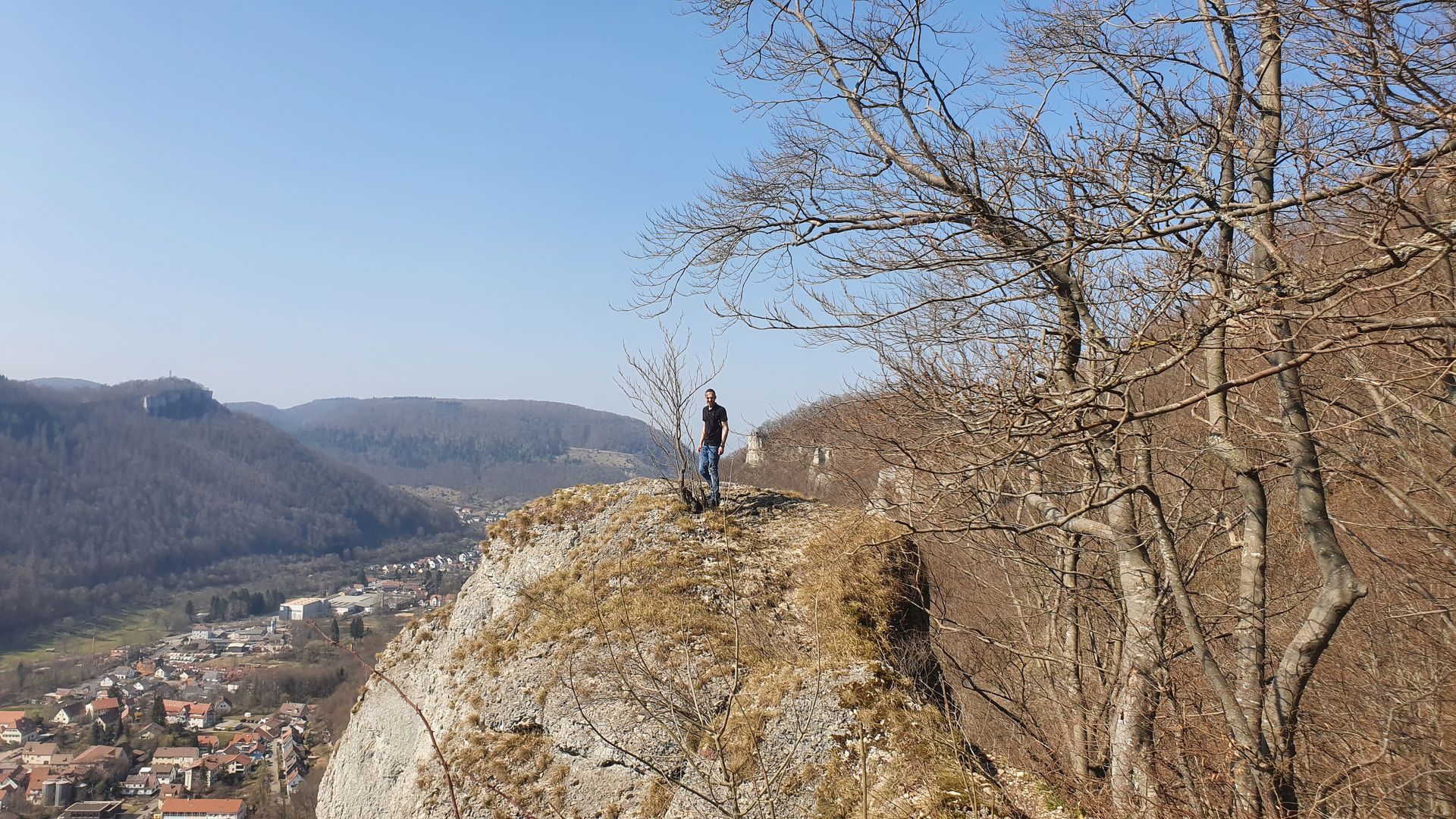 Wanderer genießt Panoramablick über die Schwäbische Alb am Albtrauf